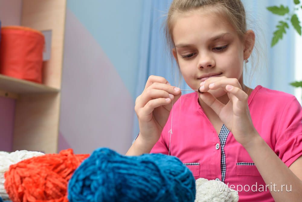 дівчинка 7 років плете з бісеру