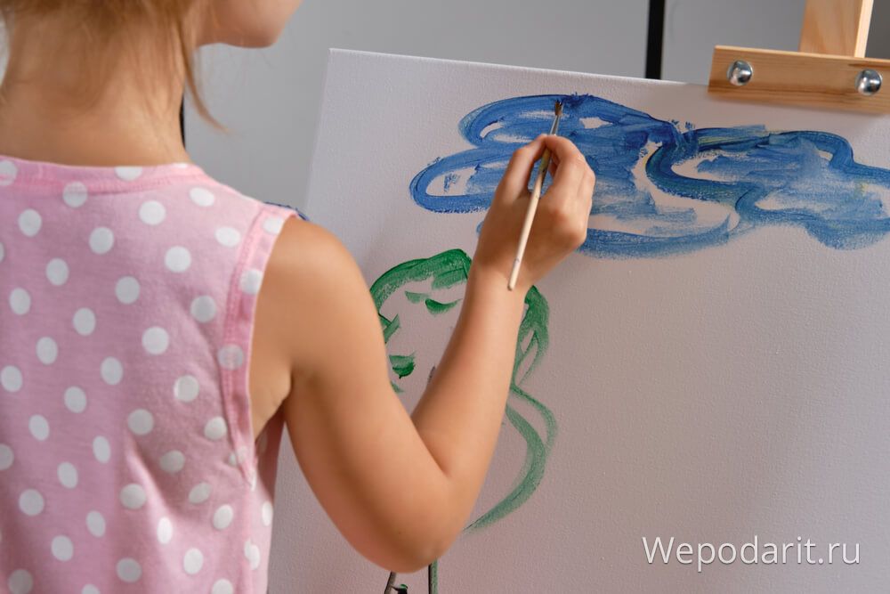 дівчинка 8 років малює фарбами