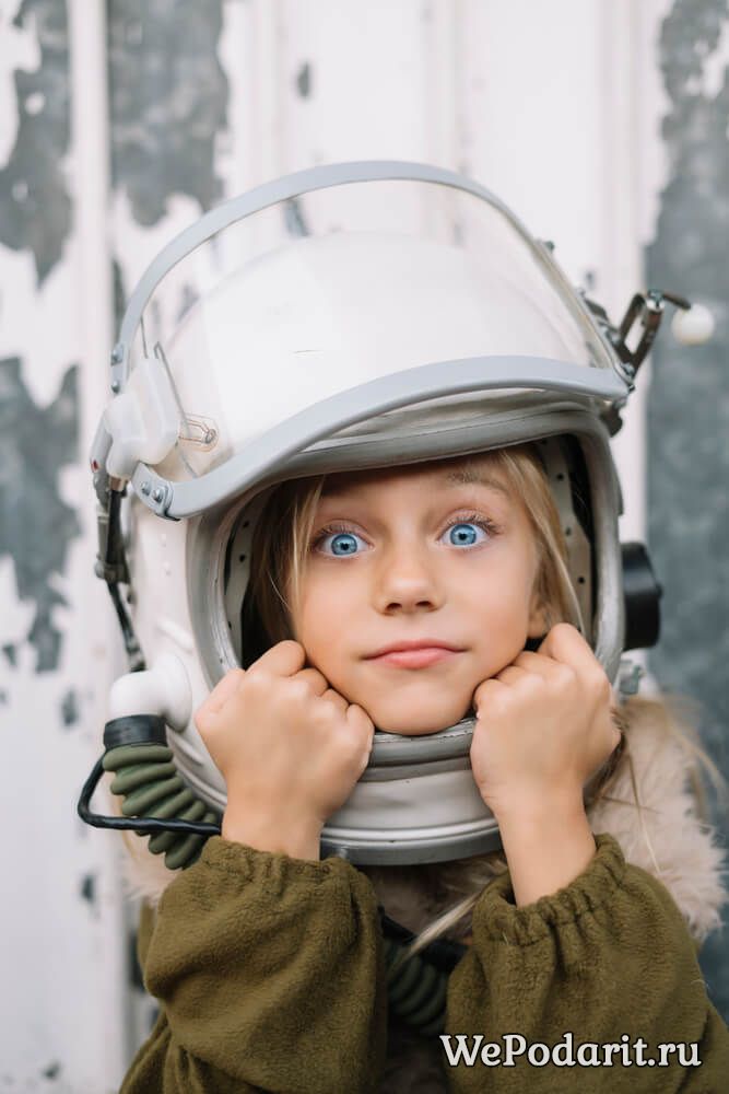дівчинка 8 років в астрономічному шоломі