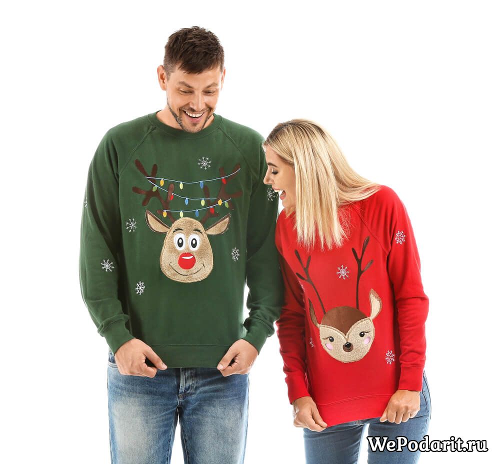 дівчина і чоловік в новорічних светрах