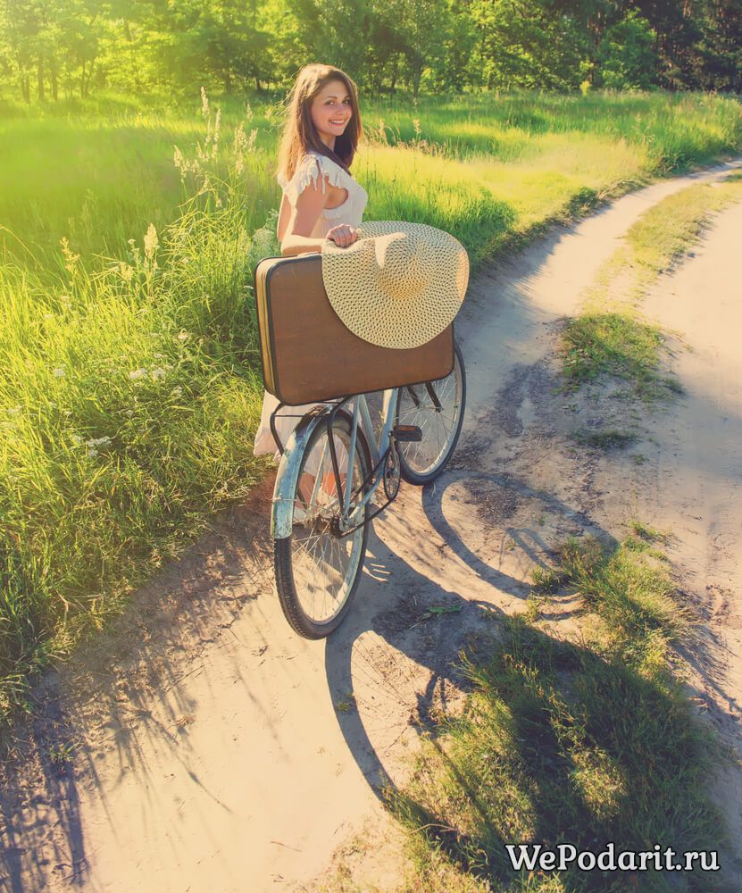 дівчина на велосипеді