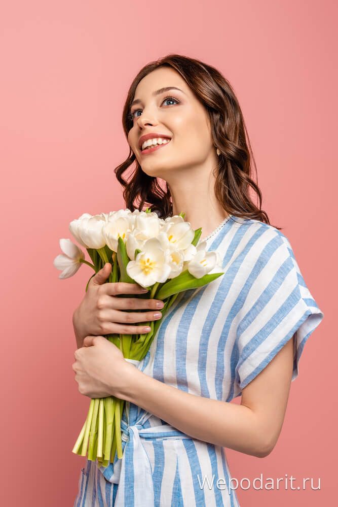 дівчина з білими тюльпанами
