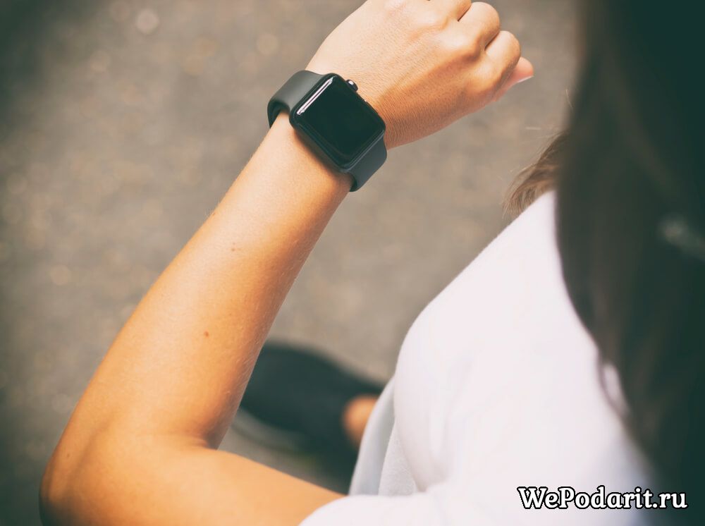 дівчина з годинником Apple Watch на руці