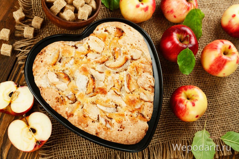 домашній яблучний пиріг у формі серця