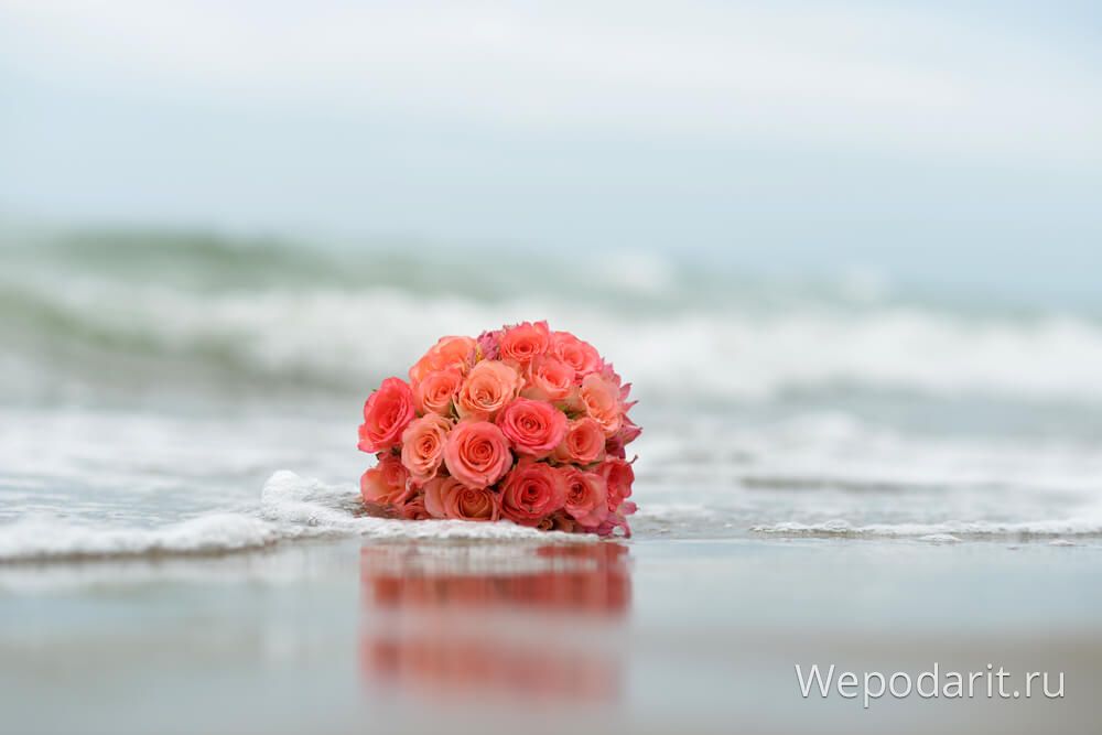коралові троянди на березі моря