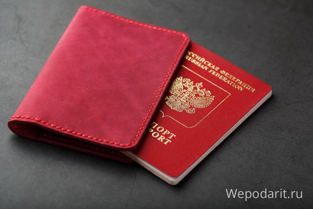 Шкіряна червона обкладинка на паспорт