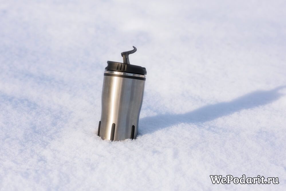 кружка термос на снігу