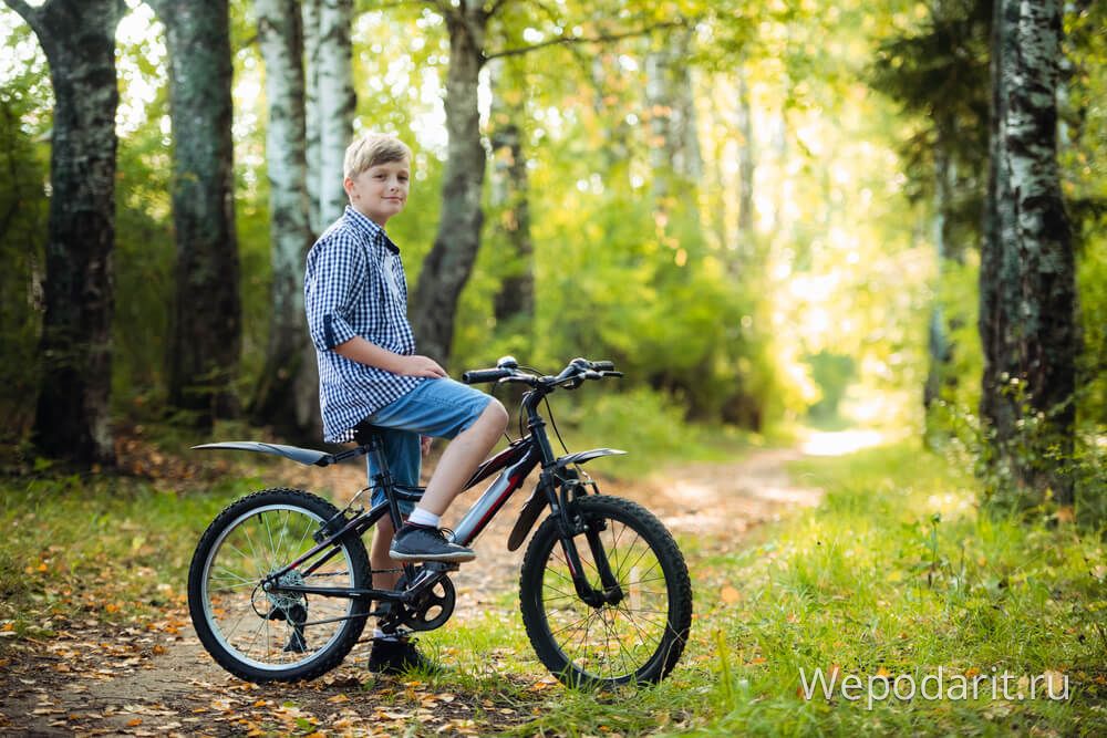 мальчик 11 лет на велосипеде в лесу