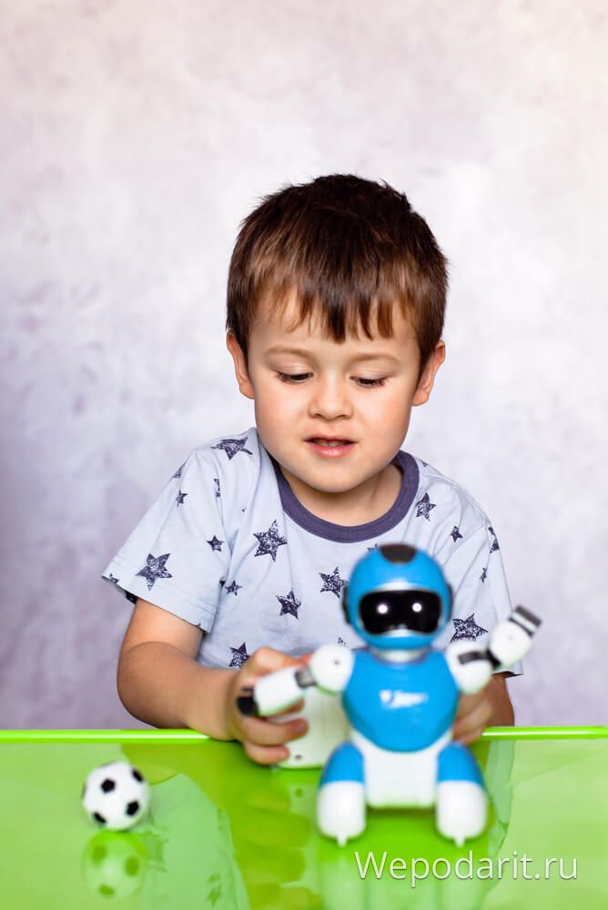 хлопчик 2 роки грається з роботом