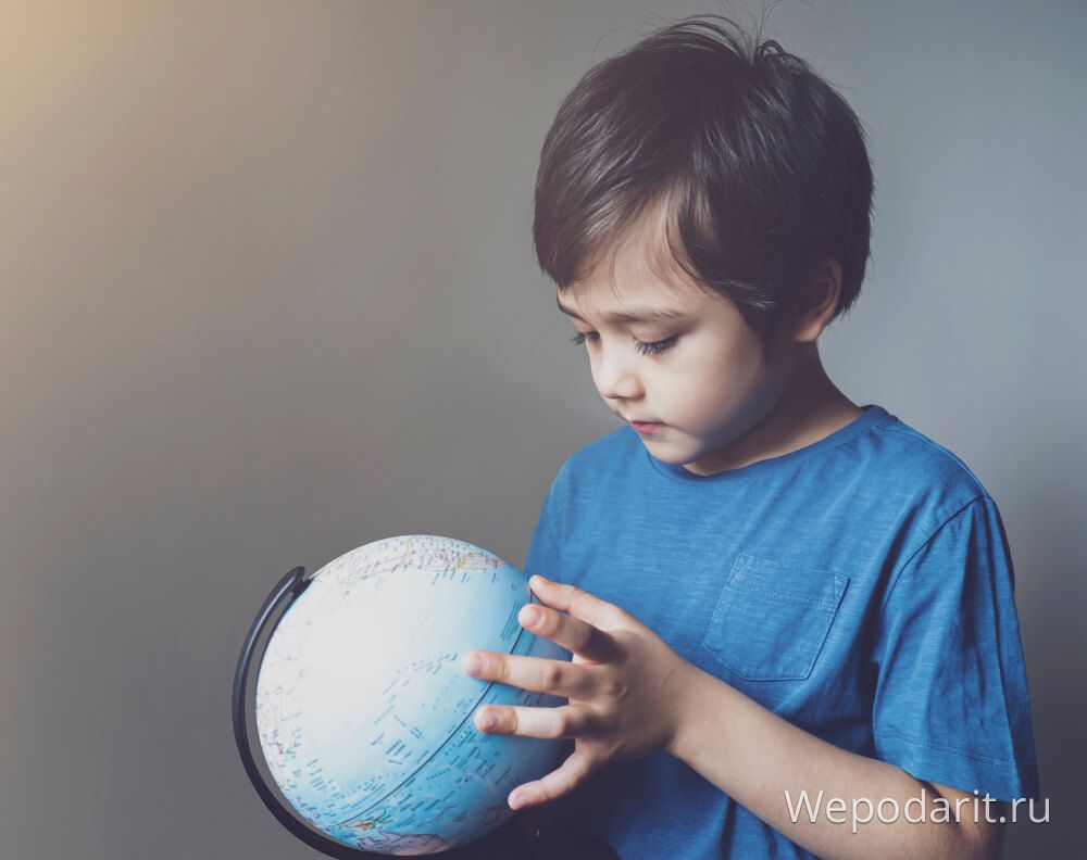 хлопчик 5 років розглядає глобус