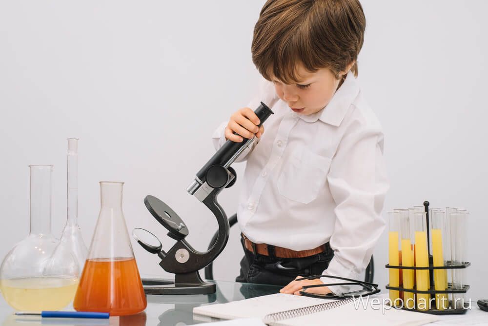 хлопчик 5 років дивиться в мікроскоп