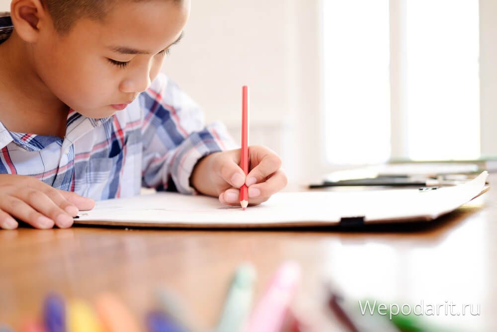 хлопчик 6 років малює олівцями