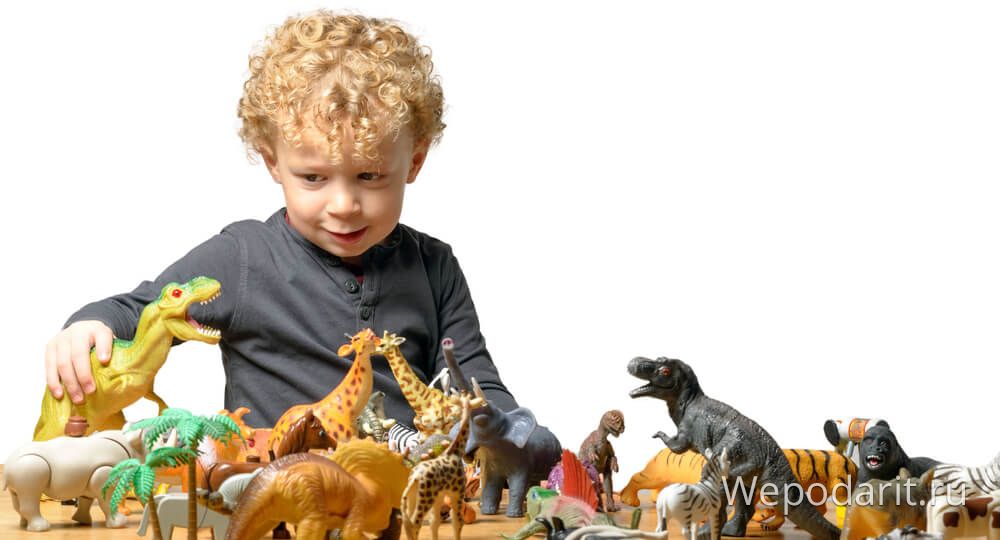 хлопчик грає з динозавриками