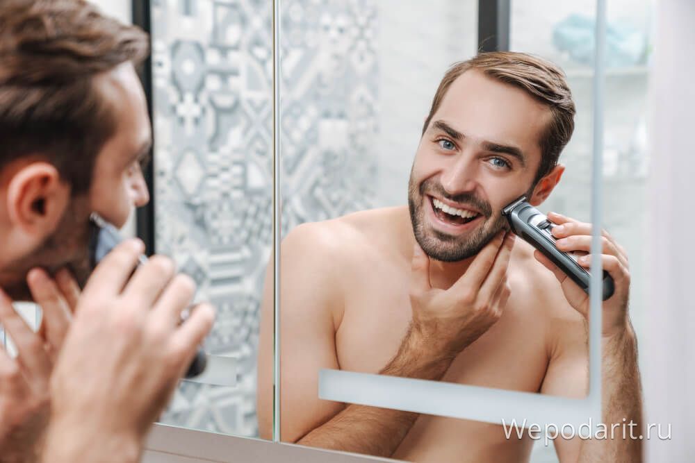 чоловік голиться перед дзеркалом