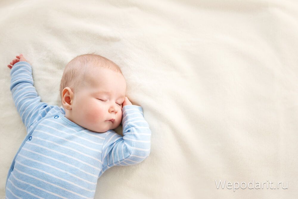 новонароджений хлопчик солодко спить