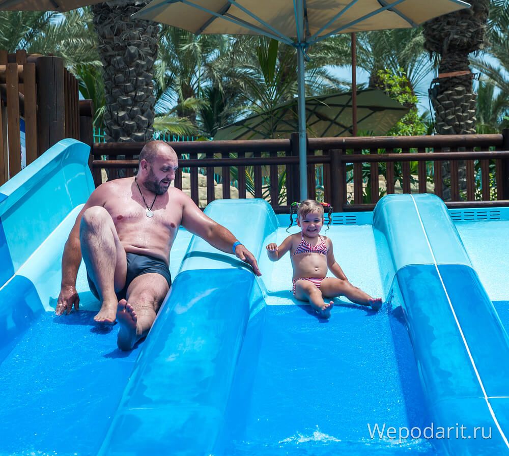 папа з донькою в аквапарку