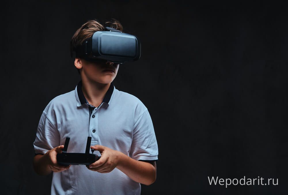 хлопець занурюється у віртуальну реальність за допомогою шолома