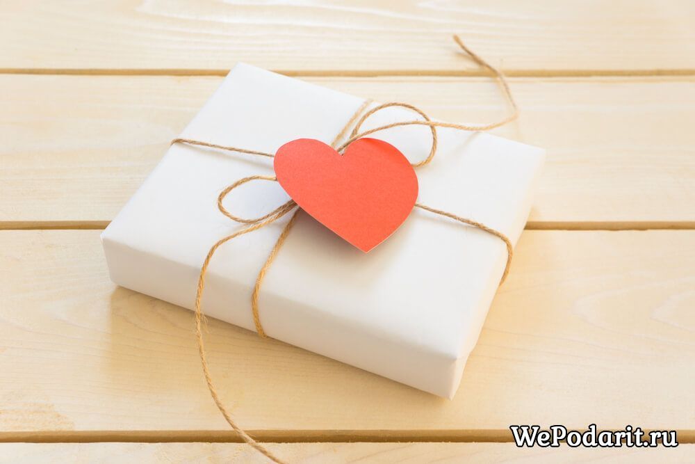 подарунок у білій коробці з сердечком
