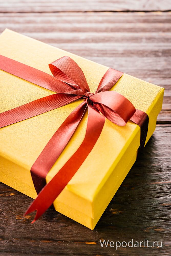 подарунок в жовтій коробці