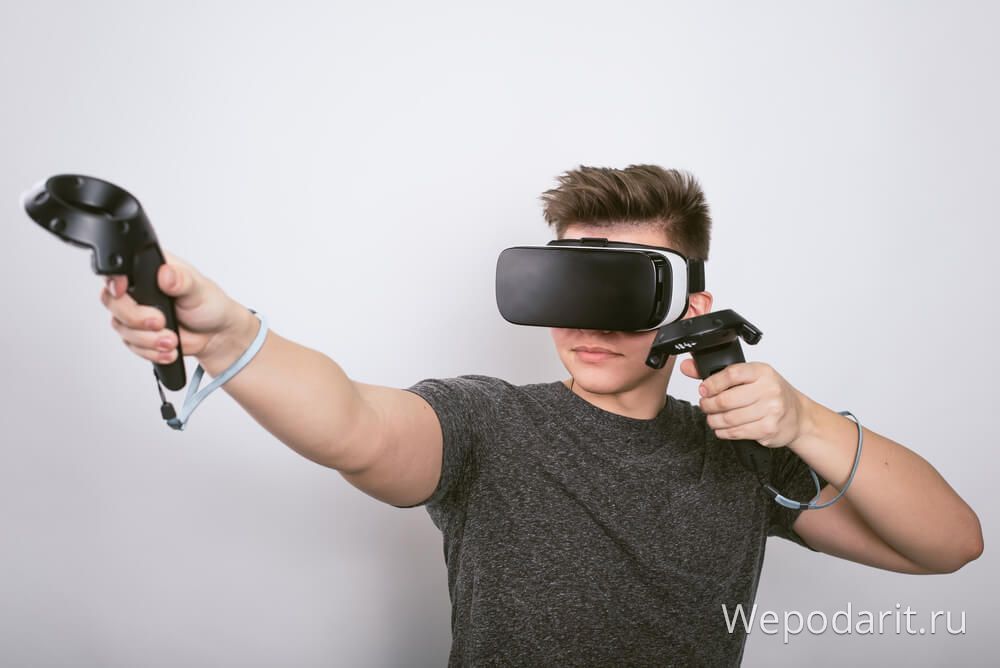 підліток користується VR шоломом