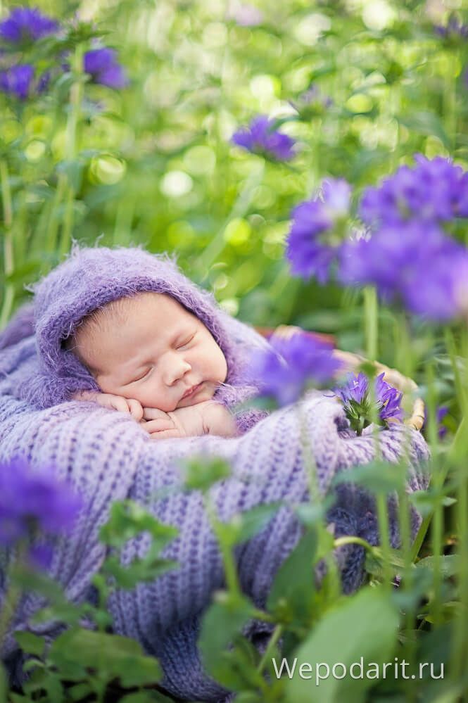 дитина спить загорнувшись з фіолетовий плед