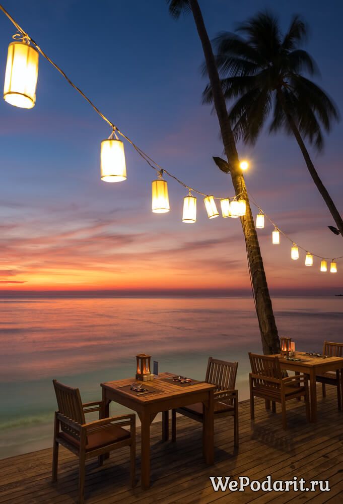 ресторан на березі океану