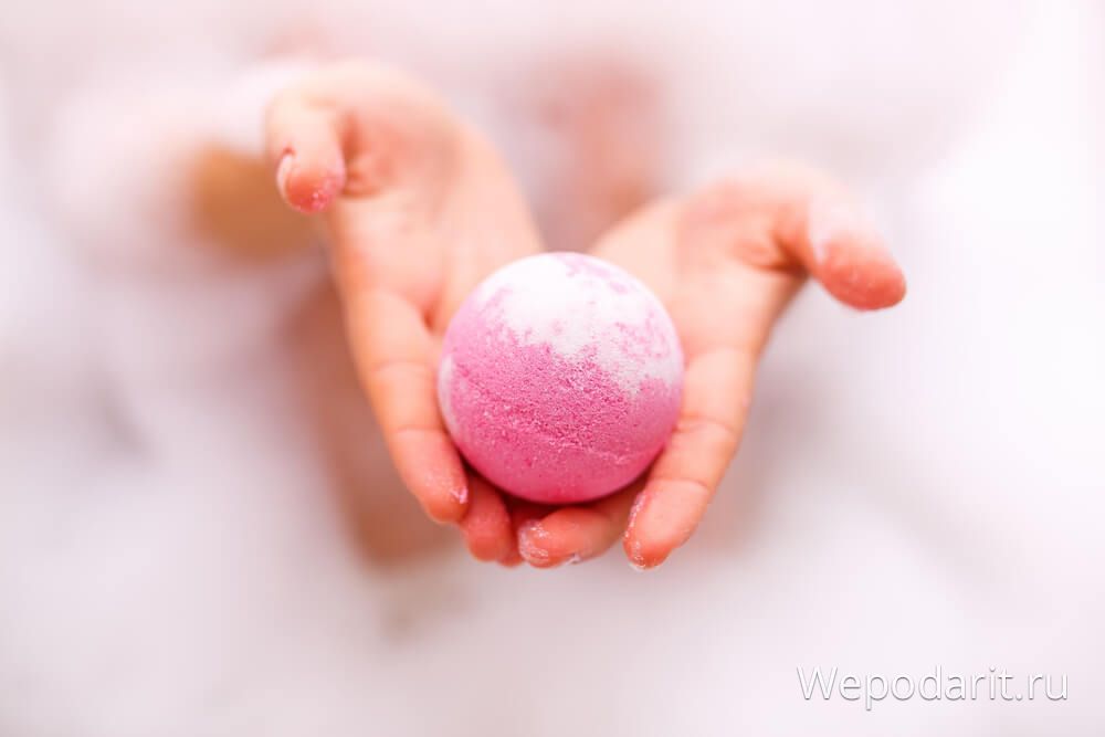 рожева пінна бомбочка для ванни