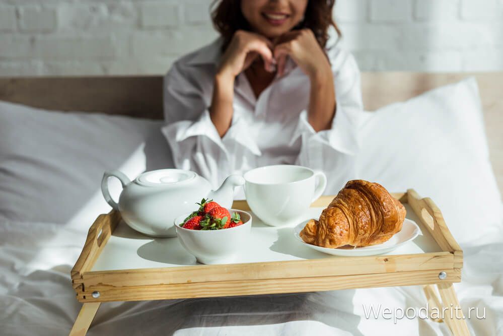 Столик для сніданку в ліжко полуниця і круасан