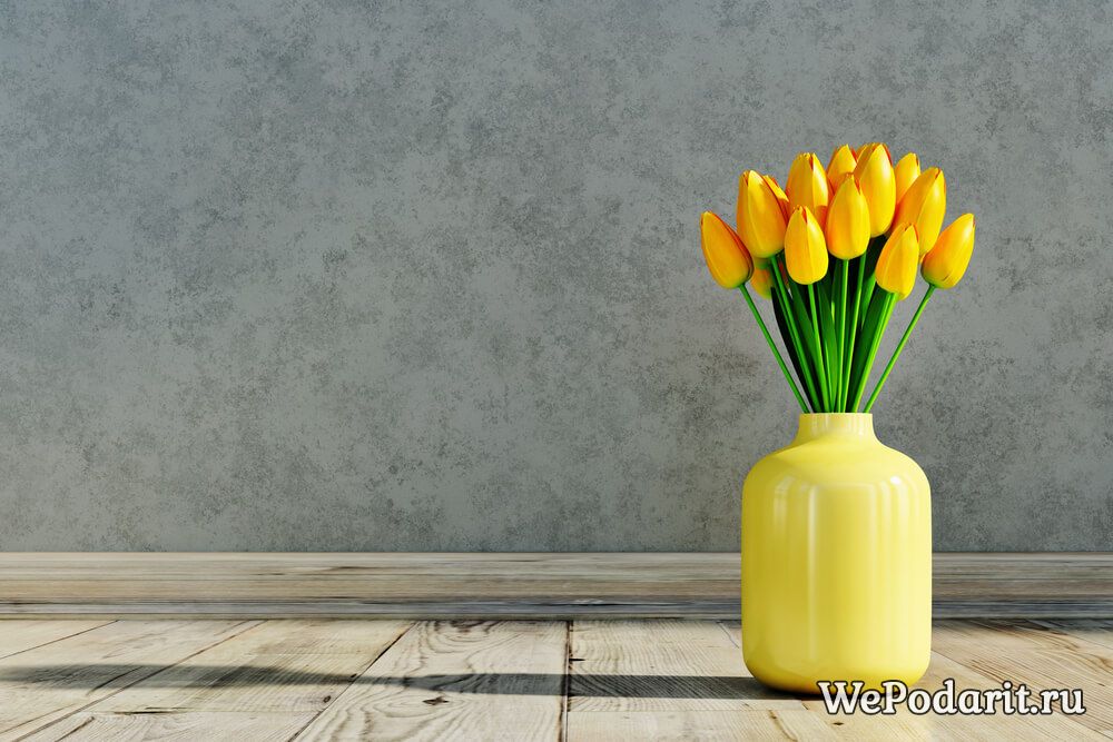 жовта ваза з тюльпанами