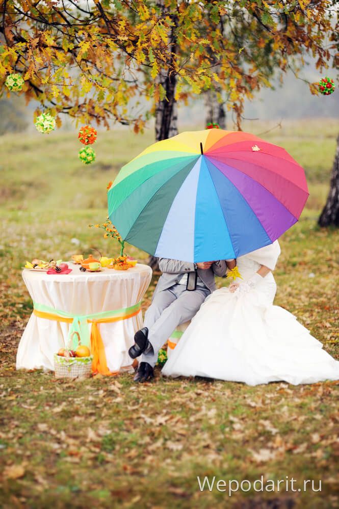 жінка і чоловік під райдужним парасолькою