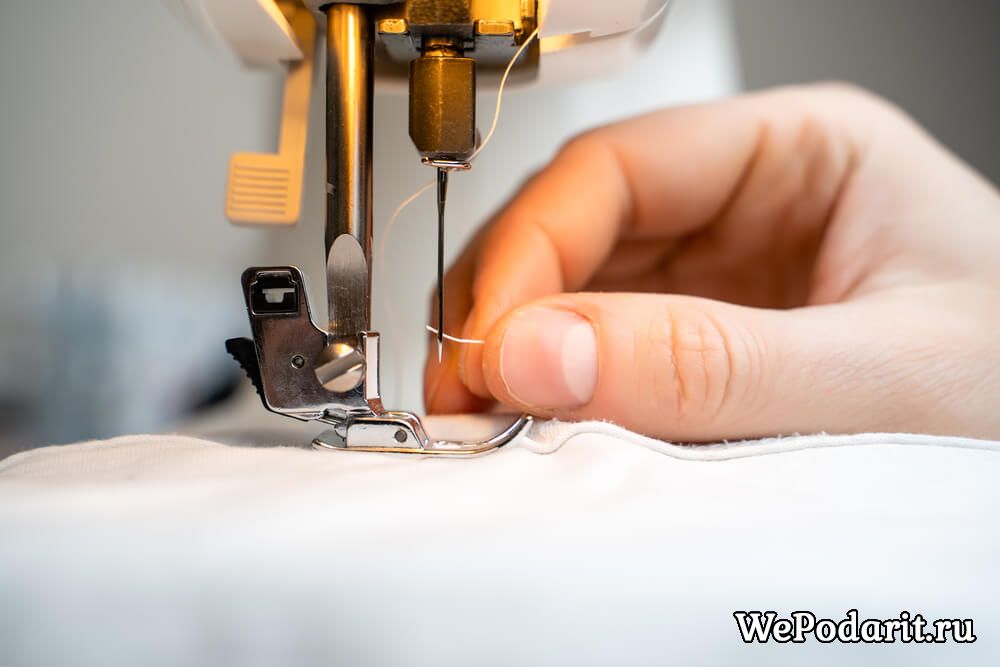 жінка працює на швейній машинці